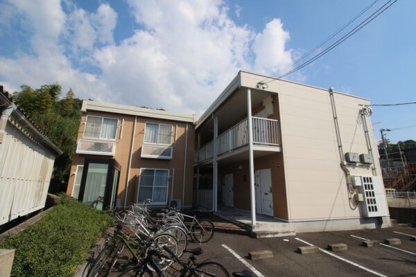 【レオパレスシェルフィード山越】松山市山越のアパート