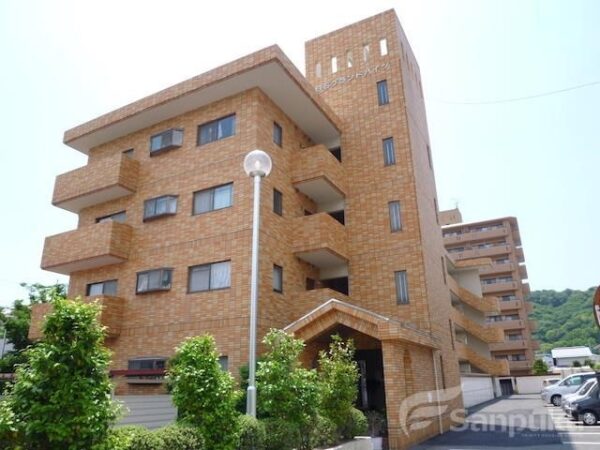 【白石グランドハイツ】松山市辻町の賃貸マンション