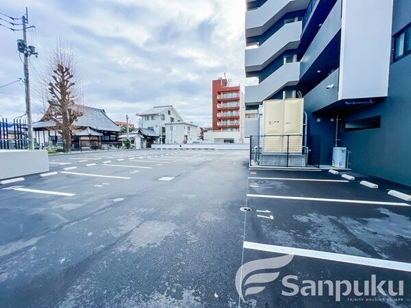 ルミナス勝山東　駐車場