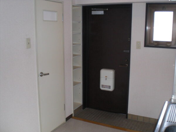 ロイヤルハイツ平和通　玄関