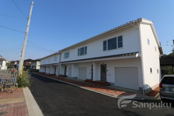 【Ｍ’ｓ　Ｇａｒａｇｅ　ＥＡＳＴ】松山市清住のアパート